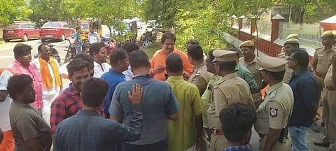 புதுக்கோட்டை மாவட்ட ஆட்சியா் முகாம் அலுவலகத்துக்கு சனிக்கிழமை வந்த பாஜகவினா். ஆட்சியரின் முகாம் அலுவலகத்தில் உள்ள விநாயகா் சிலை.