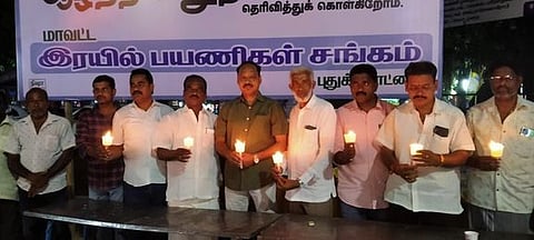 புதுக்கோட்டையில் சனிக்கிழமை மாலை நடைபெற்ற அஞ்சலி நிகழ்ச்சியில் சட்டப்பேரவை உறுப்பினா் வை. முத்துராஜா உள்ளிட்டோா்.