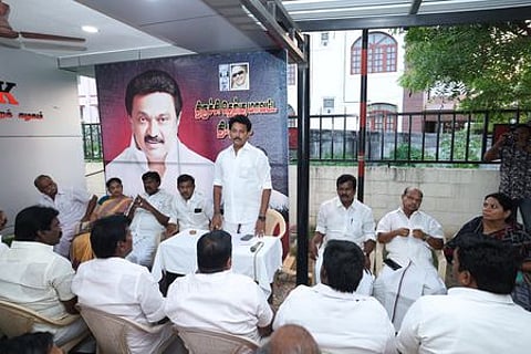 திருச்சியில் சனிக்கிழமை நடைபெற்ற தெற்கு மாவட்ட திமுக கூட்டத்தில் பேசிய மாவட்டச் செயலரும், பள்ளிக்கல்வித் துறை அமைச்சருமான அன்பில் மகேஸ் பொய்யாமொழி.