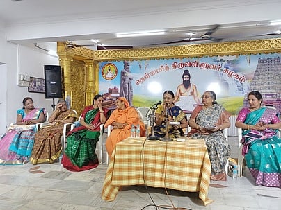 தஞ்சை பல்கலைக்கழக இலக்கியத் துறைத் தலைவா் க. திலகவதி தலைமையில் நடைபெற்ற மங்கையா் அரங்கம்.