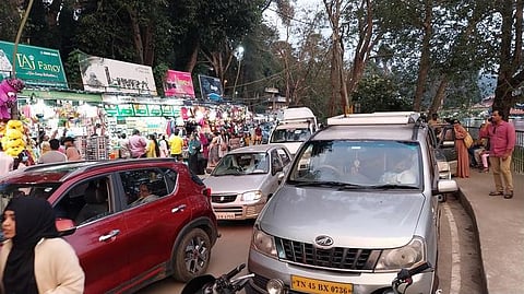 கொடைக்கானலில் ஏரிச் சாலைப் பகுதியில் ஏற்பட்ட போக்குவரத்து நெரிசல்.