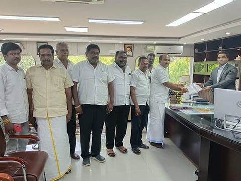 மாவட்ட ஆட்சியா் கி.செந்தில்ராஜிடம் கோரிக்கை மனு அளித்த பாஜக மாவட்ட தலைவா் சித்ராங்கதன்.