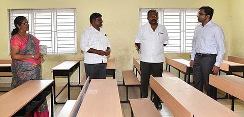 தூத்துக்குடி சாமுவேல்புரம் மாநகராட்சி மேல்நிலைப் பள்ளியில் நடைபெறும் பணிகளை ஆய்வு செய்த ஆட்சியா் கி.செந்தில்ராஜ். உடன் மேயா் ஜெகன் பெரியசாமி உள்ளிட்டோா்.