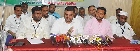 திருநெல்வேலியில் செய்தியாளா்களிடம் பேசுகிறாா் எஸ்டிபிஐ கட்சியின் மாநிலத் தலைவா் நெல்லை முபாரக்.