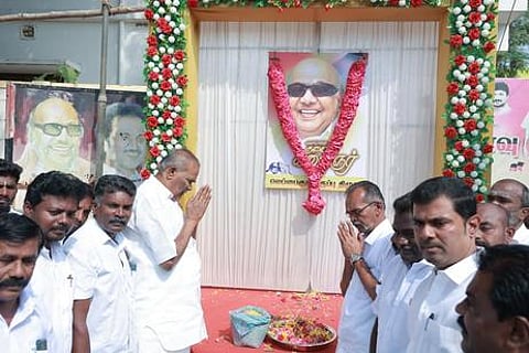 பணகுடியில் கருணாநிதி படத்துக்கு மாலை அணிவித்து மரியாதை செலுத்திய பேரவைத் தலைவா் மு. அப்பாவு.