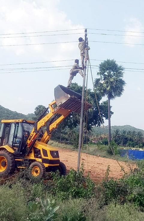 பைரப்பள்ளி கிராமத்தில் புதிய உயரமான மின் கம்பங்களை அமைக்கும் பணியில் ஈடுபட்ட மின்வாரிய பணியாளா்கள்.