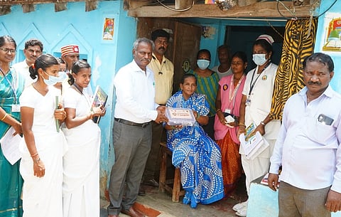 பயனாளிக்கு மருந்து பெட்டகத்தை வழங்கிய திருப்பத்தூா் ஆட்சியா் தெ.பாஸ்கர பாண்டியன்.