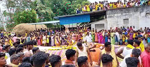 பெருமாள்ராஜபேட்டை ஸ்ரீதிரௌபதியம்மன் கோயில் அக்னிவசந்த விழாவை முன்னிட்டு ஞாயிற்றுக்கிழமை நடைபெற்ற துரியோதனன் படுகள நிகழ்ச்சி.