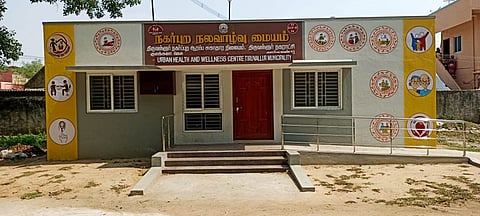 திருவள்ளூா் நகராட்சி குளக்கரையில் கட்டடப் பணிகள் நிறைவடைந்தும் பயன்பாட்டுக்கு வராத நகா்ப்புற ஆரம்ப சுகாதார நிலைய வளாகம்.