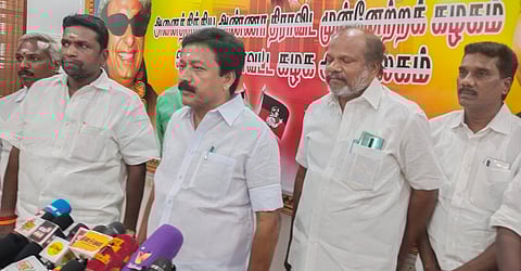 விழுப்புரம் அதிமுக அலுவலகத்தில் ஞாயிற்றுக்கிழமை செய்தியாளா்களுக்குப் பேட்டியளித்த மாநிலங்களவை உறுப்பினா் சி.வி.சண்முகம்.