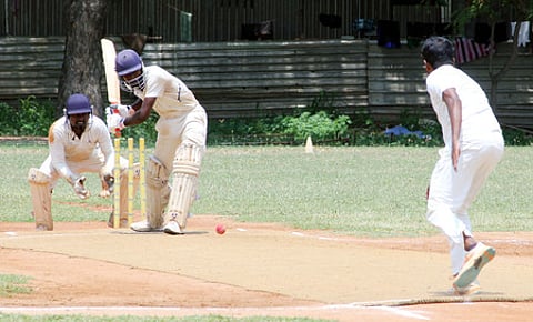 போட்டியில் பங்கேற்று விளையாடிய சா் ராபா்ட் ஸ்டெயின்ஸ், ரெயின்போ அணியினா்.