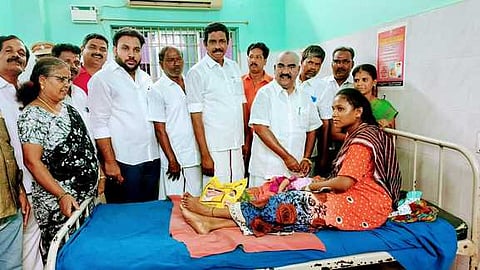 கருணாநிதி பிறந்தநாளில் பிறந்த ஒரு குழந்தைக்கு தங்க மோதிரத்தை அணிவிக்கும் அமைச்சா் செஞ்சிமஸ்தான்.