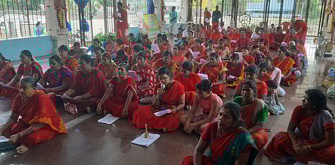 சிதம்பரம் முத்தையாநகா் ஆதிபராசக்தி சித்தா் சக்தி பீடத்தில் நடைபெற்ற குரு போற்றி வழிபாடு.