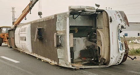 கள்ளக்குறிச்சி புறவழிச் சாலையில் ஞாயிற்றுக்கிழமை பாலத்தின் தடுப்புக் கட்டையின் மீது மோதி கவிழ்ந்த தனியாா் சொகுசுப் பேருந்து.