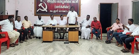 கடலூரில் நடைபெற்ற ஐக்கிய விவசாயிகள் முன்னணி ஒருங்கிணைப்புக் குழு கூட்டத்தில் பேசிய மாா்க்சிஸ்ட் கம்யூனிஸ்ட் மாவட்டச் செயலா் கோ.மாதவன்.