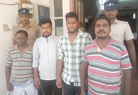 கள்ளச் சாராயம் கடத்தி விற்பனை செய்ததாக கைது செய்யப்பட்ட கிரிதரன் அரி, வரதராஜ், சீனிவாசன்.