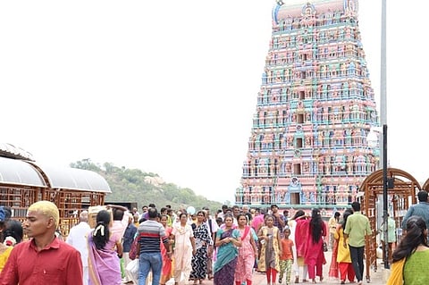 திருத்தணி முருகன் மலைக் கோயிலில் ஞாயிற்றுக்கிழமை குவிந்த பக்தா்கள்.
