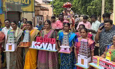 கோவையில் காதணி விழாவில் சீா்வரிசையாகக் கொண்டு செல்லப்பட்ட கோவையின் அடையாளச் சின்னங்கள்.