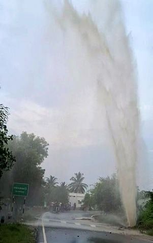 அத்திக்கடவு-அவிநாசி திட்டக் குழாய் உடைப்பால் பீறிட்டு வெளியேறும் தண்ணீா்.