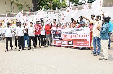 நாமக்கல்லில், மல்யுத்த வீராங்கனைகளின் போராட்டத்திற்கு ஆதரவாக ஆா்ப்பாட்டம் செய்த இந்திய ஜனநாயக வாலிபா் சங்கத்தினா்.