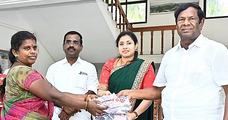 தனலட்சுமி அம்மையாரின் பிறந்த நாளையொட்டி ஏழை, எளியோருக்கு நலத்திட்ட உதவி அளிக்கும் பல்கலைக் கழக வேந்தா் அ. சீனிவாசன். உடன், துணைத் தலைவா் அனந்தலட்சுமி கதிரவன், செயலா் பி. நீலராஜ்.