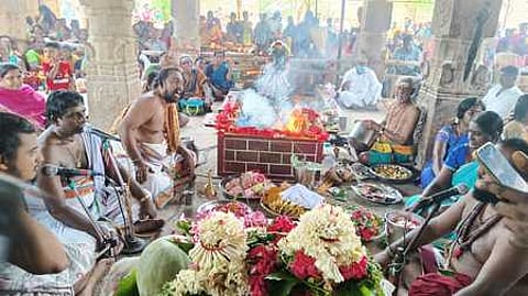செவலூா் பூமிநாதா் கோயிலில் ஞாயிற்றுக்கிழமை நடைபெற்ற வாஸ்து யாக பூஜையில் பங்கேற்றோா்.