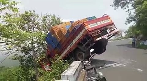 திம்பம் மலைப் பாதையில் விபத்துக்குள்ளான லாரி.