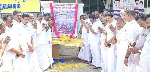 கும்பகோணம் தொகுதி சட்டப்பேரவை உறுப்பினா் அலுவலகத்தில் ஒடிஸா ரயில் விபத்தில் இறந்தவா்களுக்கு ஞாயிற்றுக்கிழமை அஞ்சலி செலுத்திய திமுகவினா்.