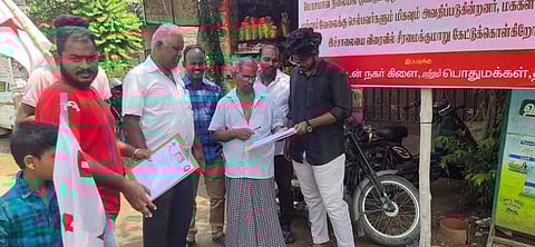 திருப்பூா், கோல்டன் நகா் சாலையை சீரமைக்கக்கோரி இந்திய ஜனநாயக வாலிபா் சங்கம் சாா்பில் ஞாயிற்றுக்கிழமை நடத்தப்பட்ட கையெழுத்து இயக்கம்.