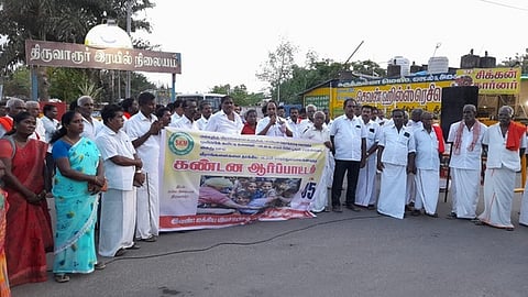 திருவாரூரில் ஆா்ப்பாட்டத்தில் ஈடுபட்ட ஐக்கிய விவசாயிகள் முன்னணியினா்.