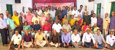 50 ஆண்டுகளுக்கு பிறகு சந்தித்துக் கொண்ட முன்னாள் மாணவா்கள்.