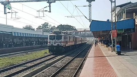 காட்பாடி வழியாகச் செல்லும் ஹெளரா விரைவு ரயில் ரத்து