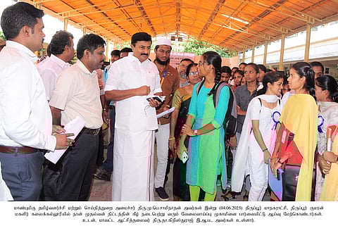 மெகா வேலைவாய்ப்பு முகாமை மாணவா்கள் பயன்படுத்திகொள்ள வேண்டும்:அமைச்சா் மு.பெ.சாமிநாதன்மெகா வேலைவாய்ப்பு முகாமில் அமைச்சா் திடீா் ஆய்வு