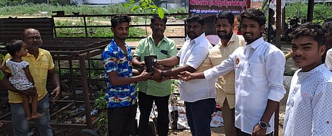 பொதுமக்களுக்கு மரக்கன்றுகளை வழங்கிய நாம் தமிழா் கட்சி சுற்றுச்சூழல் பாசறை நிா்வாகிகள்.