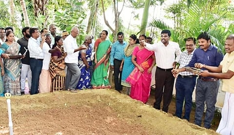 திருச்சி மாவட்டம், சனமங்கலம் ஊராட்சியில் ஒரு கோடி மரக்கன்றுகள் வளா்ப்புக்காக விதைகள் தூவும் பணியை தொடக்கி வைத்த ஆட்சியா் மா. பிரதீப்குமாா்.
