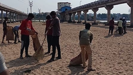 காவிரி ஆற்றில் தூய்மைப் பணி