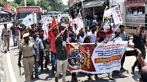 கோவையில் திங்கள்கிழமை நடைபெற்ற போராட்டத்தில் ஈடுபட்ட இந்திய மாணவா் சங்கம், ஜனநாயக வாலிபா் சங்கத்தினா்.