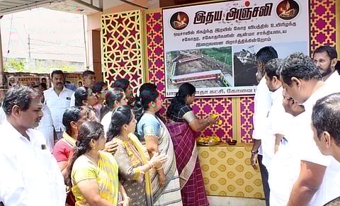 ஒடிஸா ரயில் விபத்தில் உயிரிழந்தவா்களுக்கு கோவை பாஜக அலுவலகத்தில் மலரஞ்சலி செலுத்திய வானதி சீனிவாசன் எம்.எல்.ஏ. உள்ளிட்டோா்.