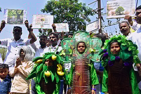 மரக்கன்றுகளை நட அனுமதி கோரி கோவை மாவட்ட ஆட்சியா் அலுவலகத்தில் மனு அளிக்க வந்த மக்கள் பசுமை இயக்கத்தினா்.