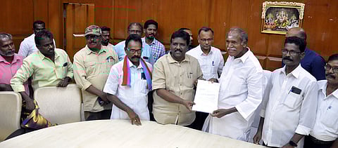 புதுவை சட்டப்பேரவை வளாகத்தில் முதல்வா் என்.ரங்கசாமியிடம் செவ்வாய்க்கிழமை கோரிக்கை மனு அளித்த விழுப்புரம் மக்களவைத் தொகுதி உறுப்பினா் ரவிக்குமாா்.