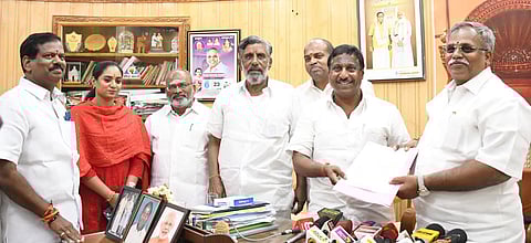 புதுவை தலைமைச் செயலரிடம் விசாரணை நடத்தக் கோரி மனு