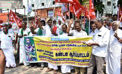 கோவை பிஎஸ்என்எல் அலுவலகம் அருகே ஆா்ப்பாட்டத்தில் ஈடுபட்ட அகில இந்திய விவசாயிகள் சங்கங்களின் போராட்ட ஒருங்கிணைப்புக் குழுவினா்.