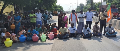 சாலை மறியல் போராட்டத்தில் பங்கேற்றோா்