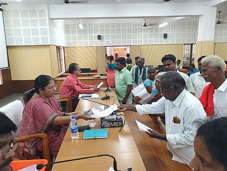 அரியலூா் ஆட்சியா் அலுவலக கூட்டரங்கில் திங்கள்கிழமை நடைபெற்ற மக்கள் குறைகேட்புக் கூட்டத்தில் 348 கோரிக்கை மனுக்கள் பெறப்பட்டன.