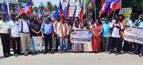 தீண்டாமைச் சுவரை அகற்றக்கோரி போராட்டம்