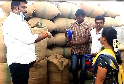 சாயம் பூசிய ஏலக்காய்கள் ஏற்றுமதி?: உணவு பாதுகாப்பு அதிகாரி ஆய்வு