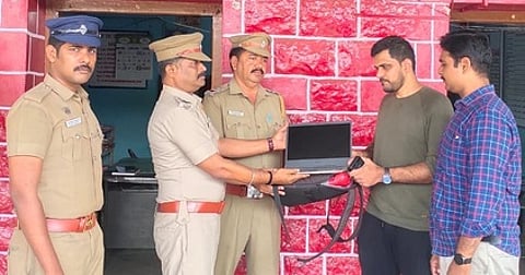 ரயிலில் தவறவிட்ட மடிக் கணினி பயணியிடம் ஒப்படைப்பு