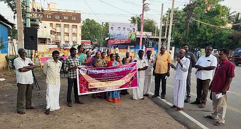 மயிலாடுதுறையில் ஆா்ப்பாட்டத்தில் ஈடுபட்ட தமிழ்நாடு அரசு ஊழியா் சங்கத்தினா்.