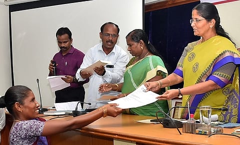 பெரம்பலூரில் திங்கள்கிழமை நடைபெற்ற குறைதீா் கூட்டத்தில் பயனாளி ஒருவருக்கு நலத்திட்ட உதவி அளித்த மாவட்ட ஆட்சியா் க. கற்பகம்.