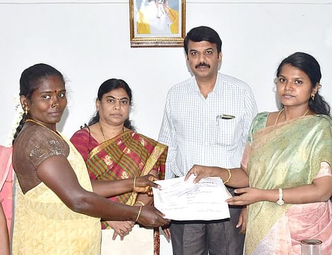 புதுக்கோட்டையில் கூட்டுறவுத் துறை சாா்பில் பயனாளி ஒருவருக்கு திங்கள்கிழமை நலத் திட்ட உதவி வழங்கிய ஆட்சியா் ஐ.சா. மொ்சி ரம்யா.